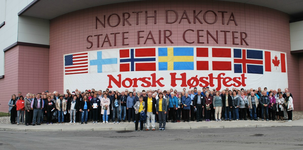Tre store grupper fra Amerikabussen på Norsk Høstfest i Minot, Nord-Dakota
